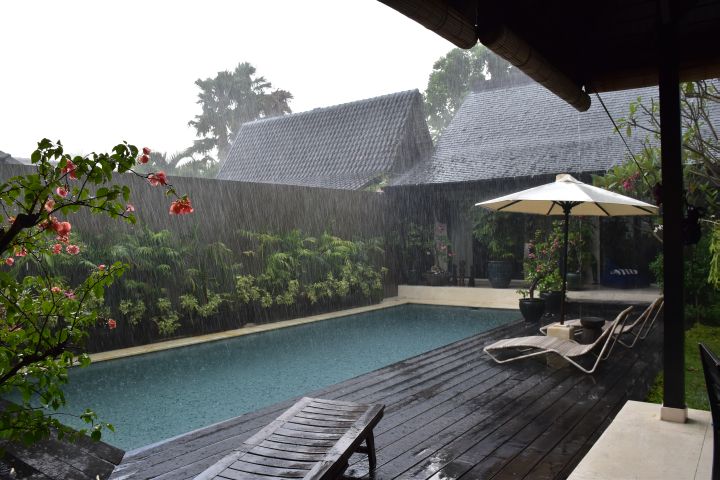 Pool und Garten unserer Villa im Regenschauer