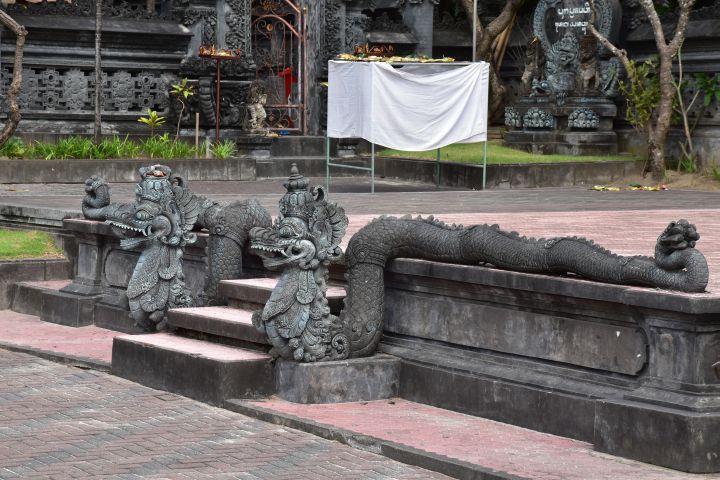 Antaboga am Eingang zu einem Tempel in Denpasar