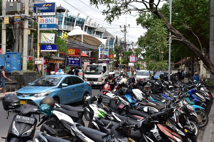 Dutzende parkierte Scooter in einer Strasse an der Kuta Beach