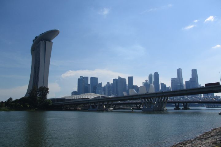 Marina Bay mit Marina Bay Sands, Brücken und Skyline
