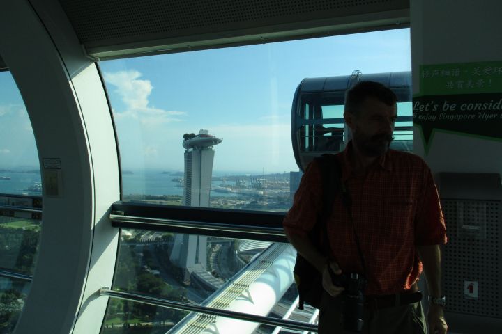 In der Gondel des Singapore Flyers, im Hintergrund Marina Bay Sands