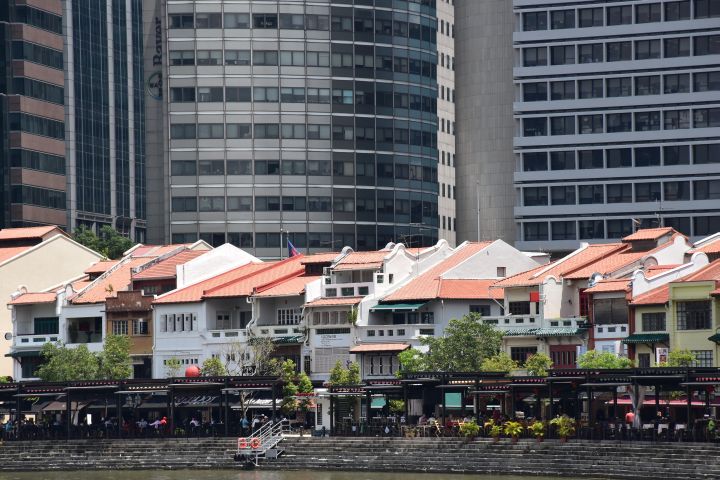 Boat Quay mit alten Häusern am Singapore River