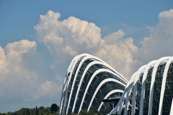 Glashäuser der “Gardens by the Bay“ vor Gewitterwolken