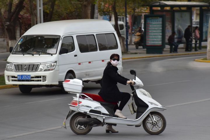 Einer der tausenden von lautlosen Elektro-Rollern in Kashgar