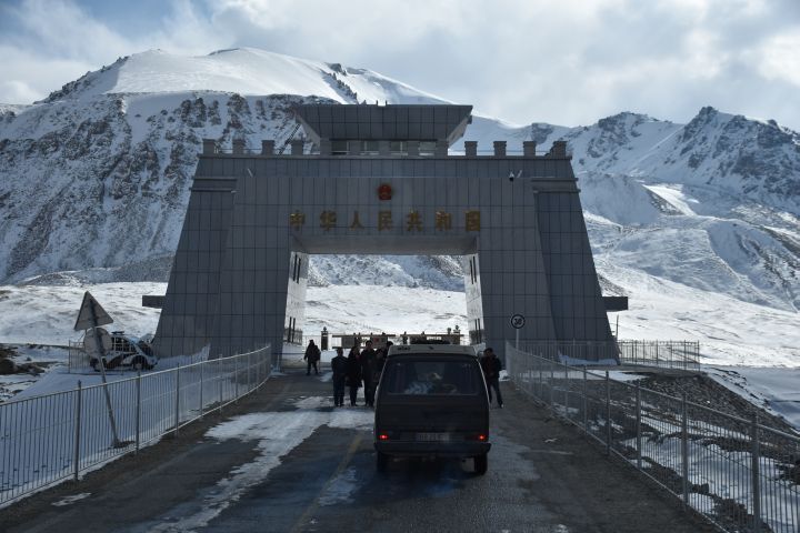 Ziel erreicht: Der chinesische Torbogen auf dem Pass