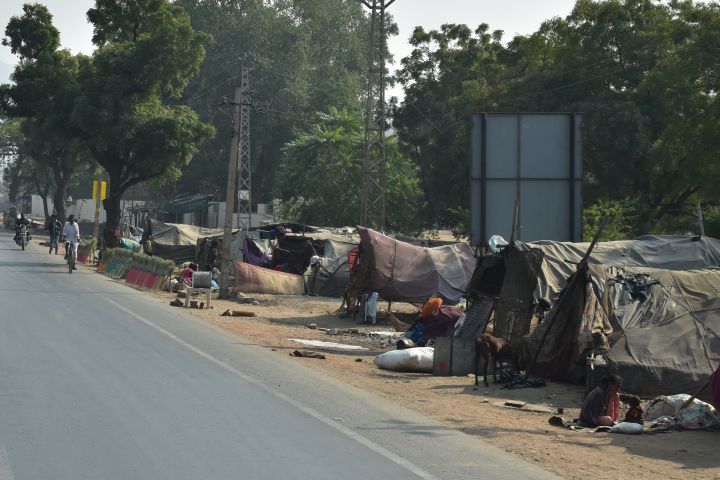Zelthütten entlang Ajmers Ausfallstrasse