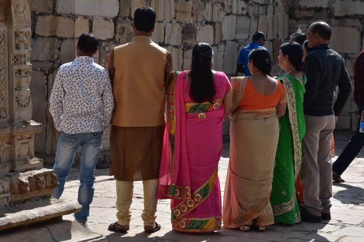 Indische Touristen lassen sich vor dem Meera Tempel fotografieren