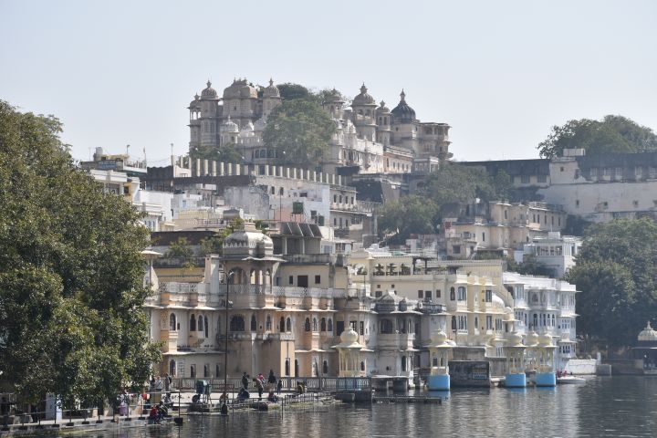 Der City Palace liegt auf dem Hügel, im Vordergrund der Pichola See