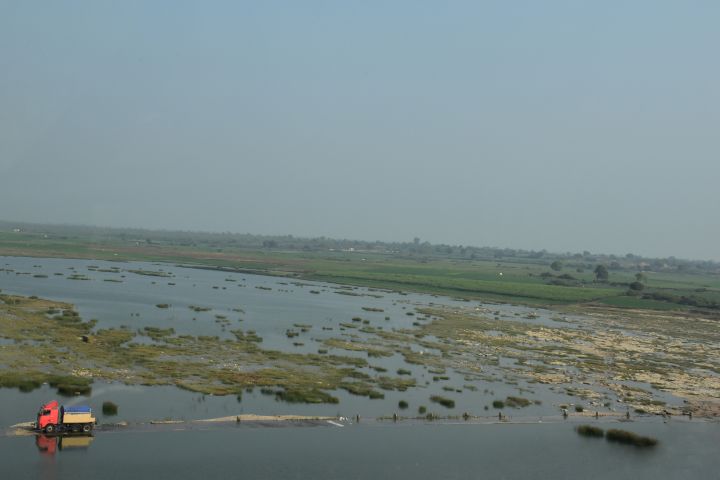 Wir nehmen lieber die Brücke als die Furt über den Kali Sindh