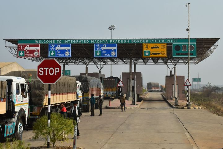 Wir fahren auf der Auto- und Busspur vor