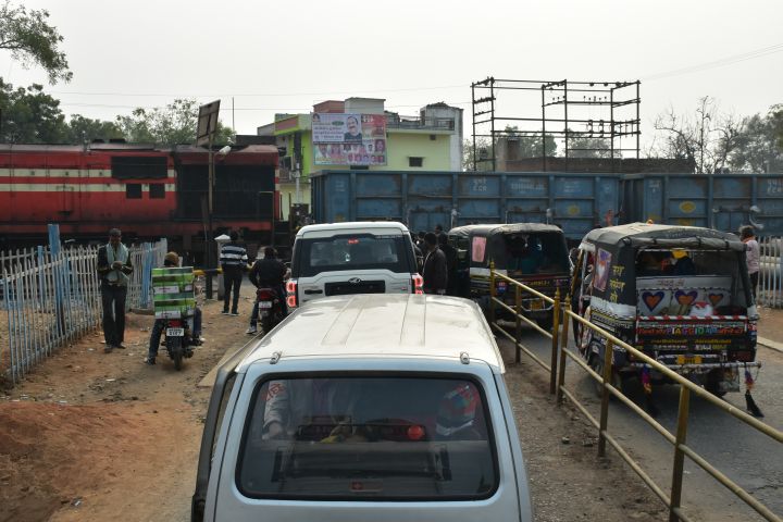 Tuctuc drängeln auf der Gegenfahrbahn vor der Barriere in Orchha