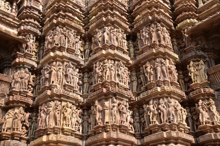 Mit Surasundaris geschmückte Fassade des Kandariya-Mahadeva Tempels in Khajuraho 