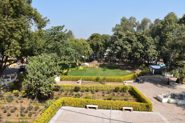 An unseren Platz anschliessendes Pärklein