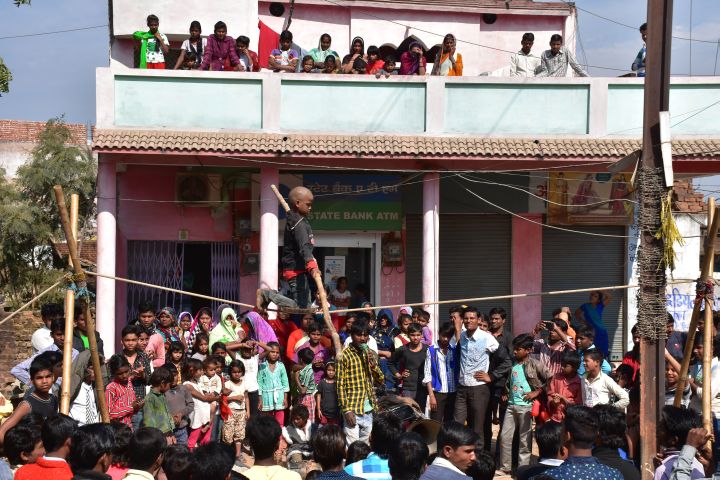 Kleiner Junge auf dem Drahtseil als Unterhaltung fürs Volk