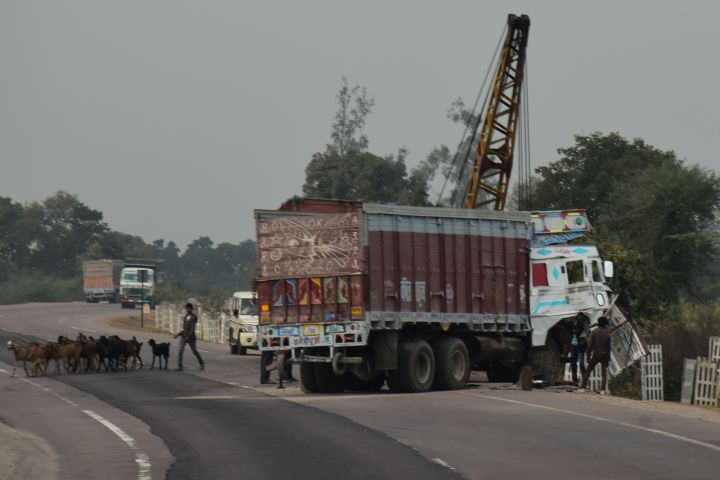 Verunfallter Lastwagen wird geborgen