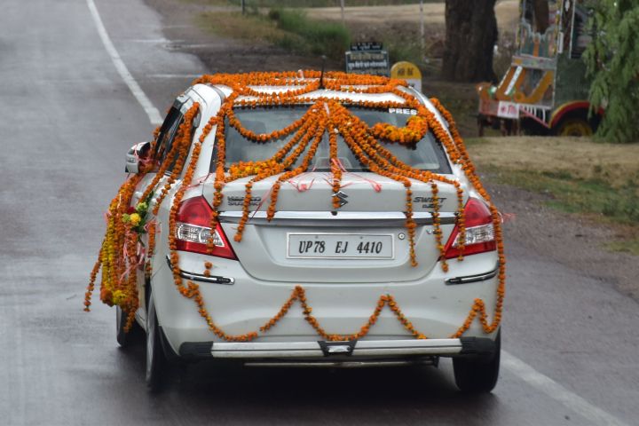 Hochzeitsauto im Regen unterwegs