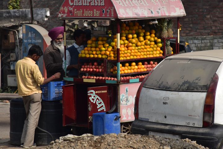 Fruchtsaftstand in Amritsar im Punjab
