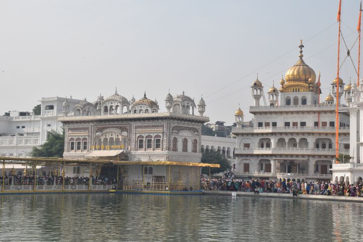 Das Darshani Deori genannte Eingangstor zum Goldenen Tempel, rechts Akal Takht
