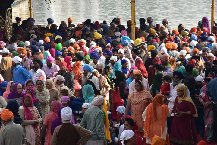 Farbenfrohe Pilger im Goldenen Tempel