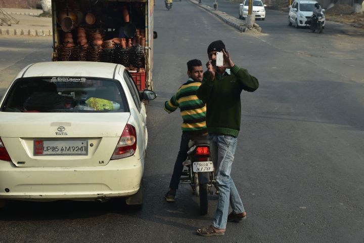 Obelix wird wieder einmal auf der Strasse mit einem Handy fotografiert
