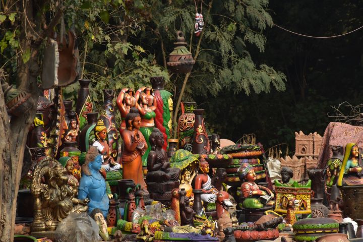 Hindu-Devotionalien stehen in Chandigarh am Strassenrand zum Verkauf 