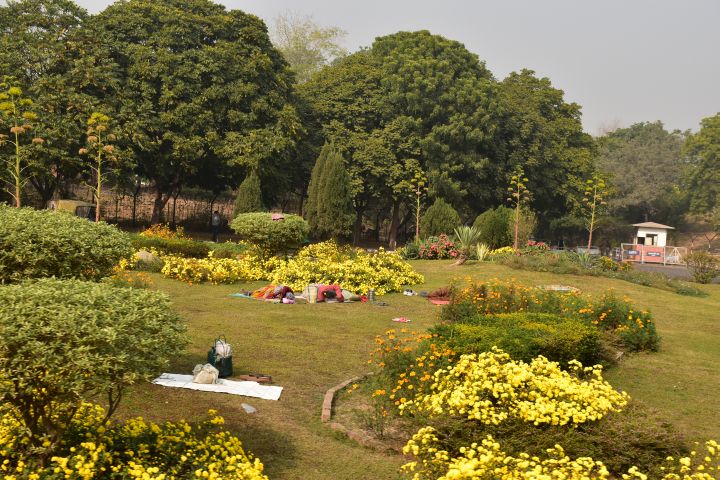 Obdachlose oder Mittagsschläfer in einer Gartenanlage in der Nähe des High Court?