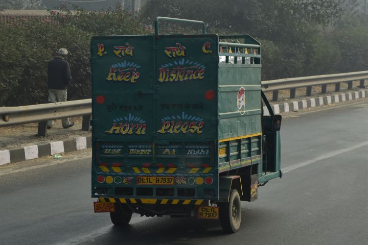 Transport-Tuctuc mit der wichtigen Aufschrift auf dem Heck: Horn Please!