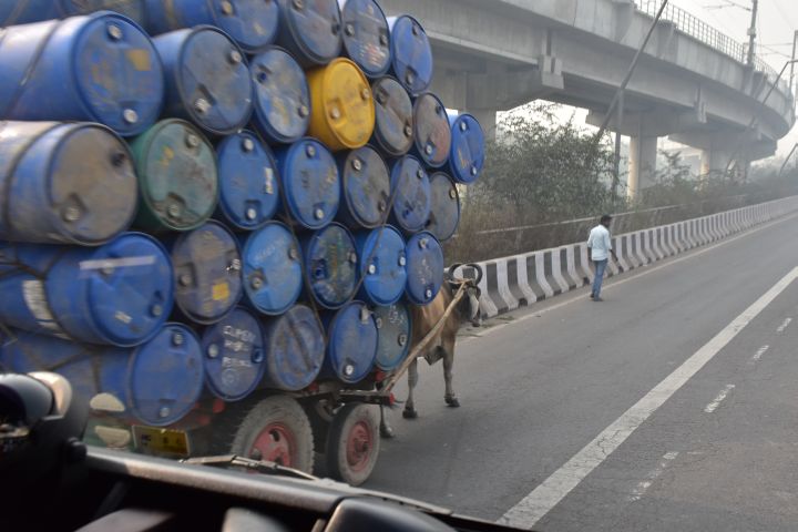 1KS-Gefährt auf der Autobahnauffahrt zur Ring Road von Delhi