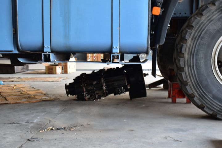 Das Getriebe liegt noch unter Obelix auf dem Betonboden