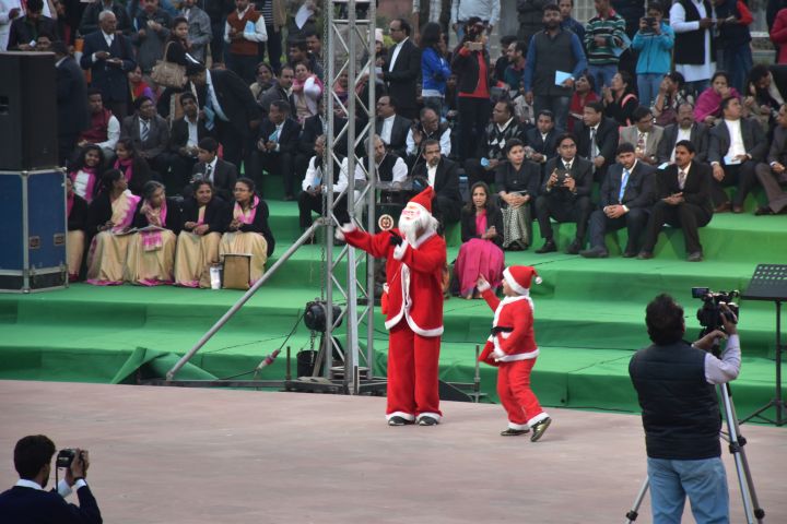 Alter und sehr junger Samichlaus an der Weihnachtsveranstaltung