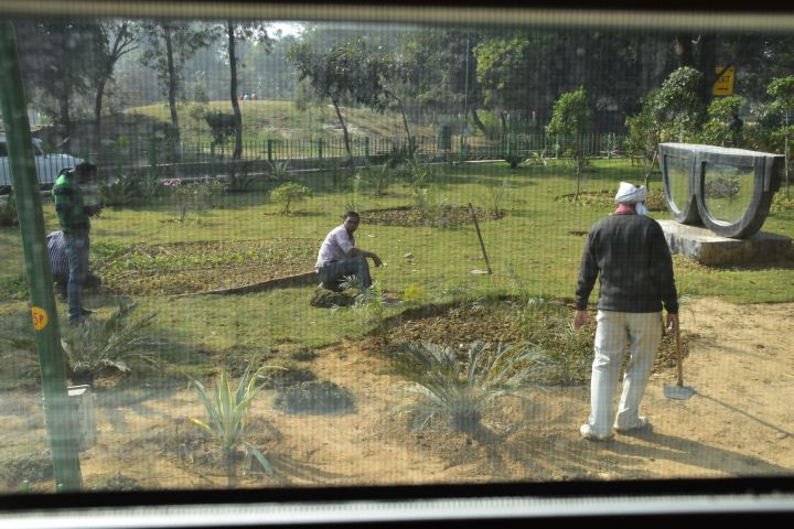 Auch im angrenzenden kleinen Pärklein wird gearbeitet