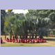 Knirpse in roter Schuluniform auf Schulausflug im Nehru Park in Neu-Delhi