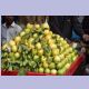 Kleiner Verkaufswagen voller Guaven im Kacha Bagh bei der Metrotstation Chandni Chowk