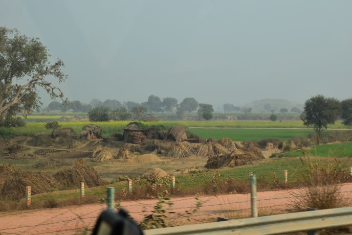 An Afrika gemahnende Rundhütte in ländlicher Umgebung