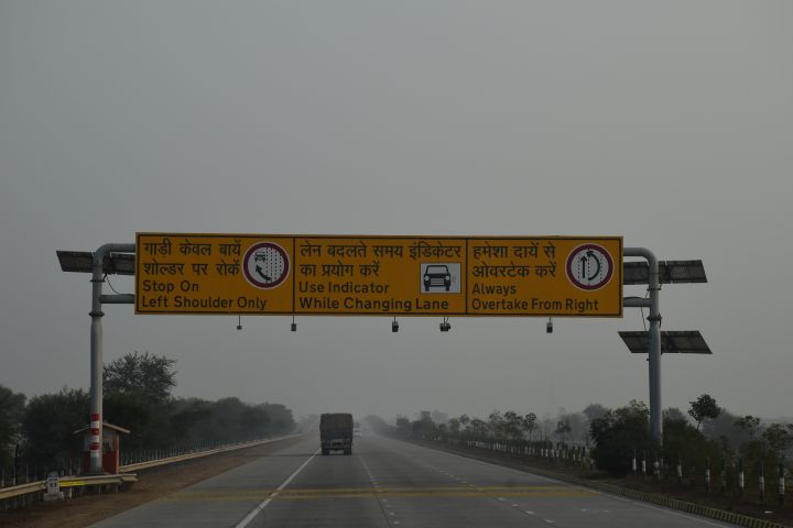 Autobahntafeln mit Verhaltensvorschriften