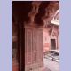 Reich verzierte Gebäudeteile des Forts von Agra, das ebenfalls aus rotem Sandstein gebaut ist