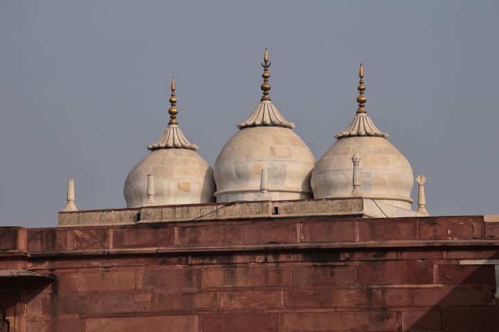 Drei weisse Zwiebeltürme im Agra Fort