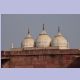 Drei weisse Zwiebeltürme im Agra Fort