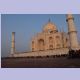 Taj Mahal mit anstehenden indischen Besuchern