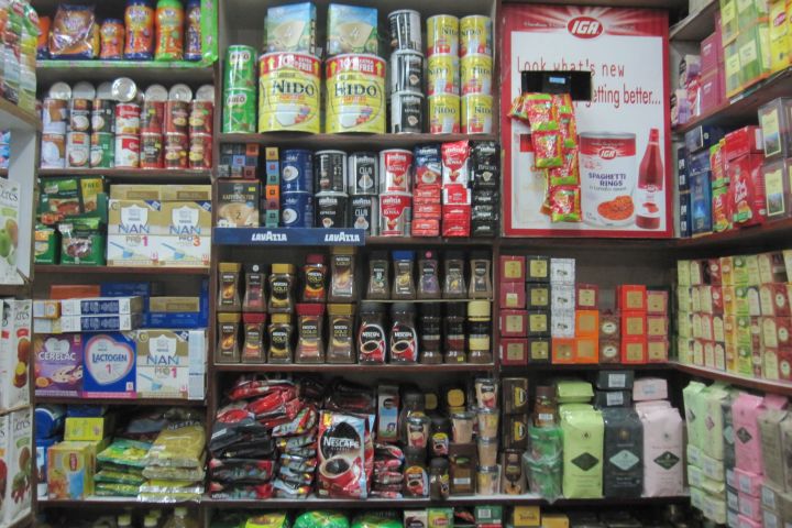 Gestelle voller Importwaren