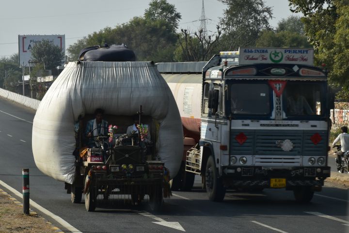 Seltsamer Transporter auf der Überholspur