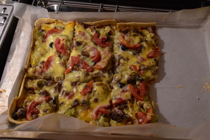 Halb aufgegessene Pizza