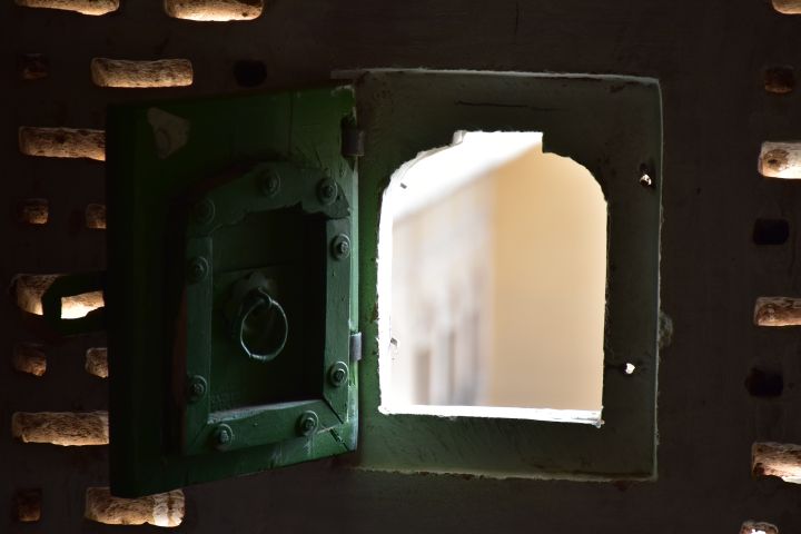 Eines der verschliessbaren Fensterchen