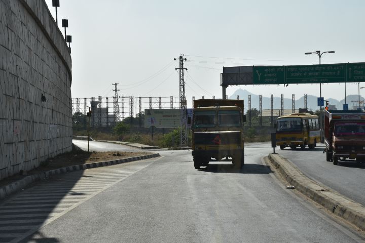 Wie üblich: Lastwagen kommen auf unserer Fahrbahn entgegen