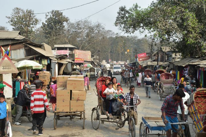 Indisches Strassendorf zwischen der nepalesischen Grenze und Bagdogra bei Siliguri in Westbengalen