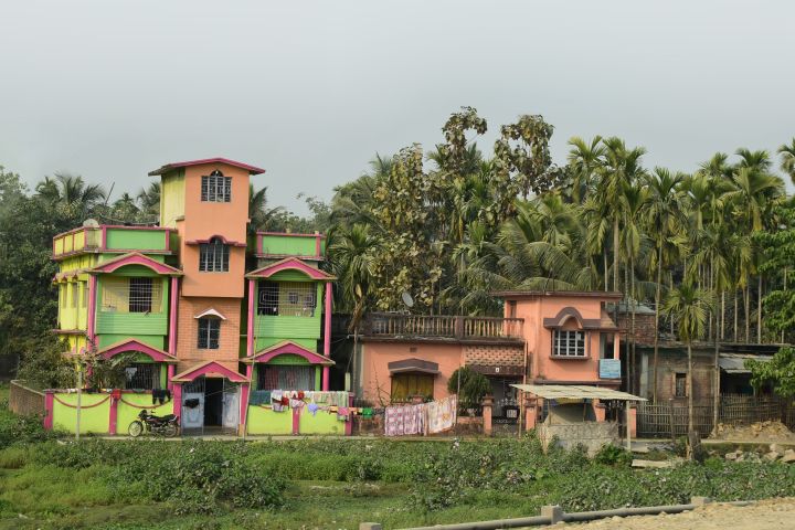 Farbige Häuser auf dem Weg nach Siliguri in Westbengalen