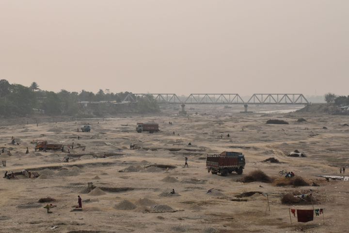 Im trockenen Balason Fluss bei Siliguri wird Sand abgebaut
