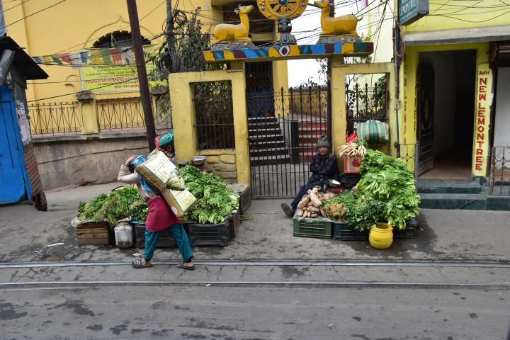 Gemüseverkäufer hinter den Schienen der Darjeeling Himalayan Railway in Darjeeling