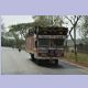 Ein speziell für den Transport fabrikneuer Tuk-Tuks aufgebauter Tata-Lastwagen