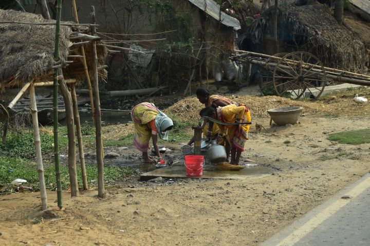Frauen an einem Dorfbrunnen zwischen Ahmadpur und Bolpur in Westbengalen